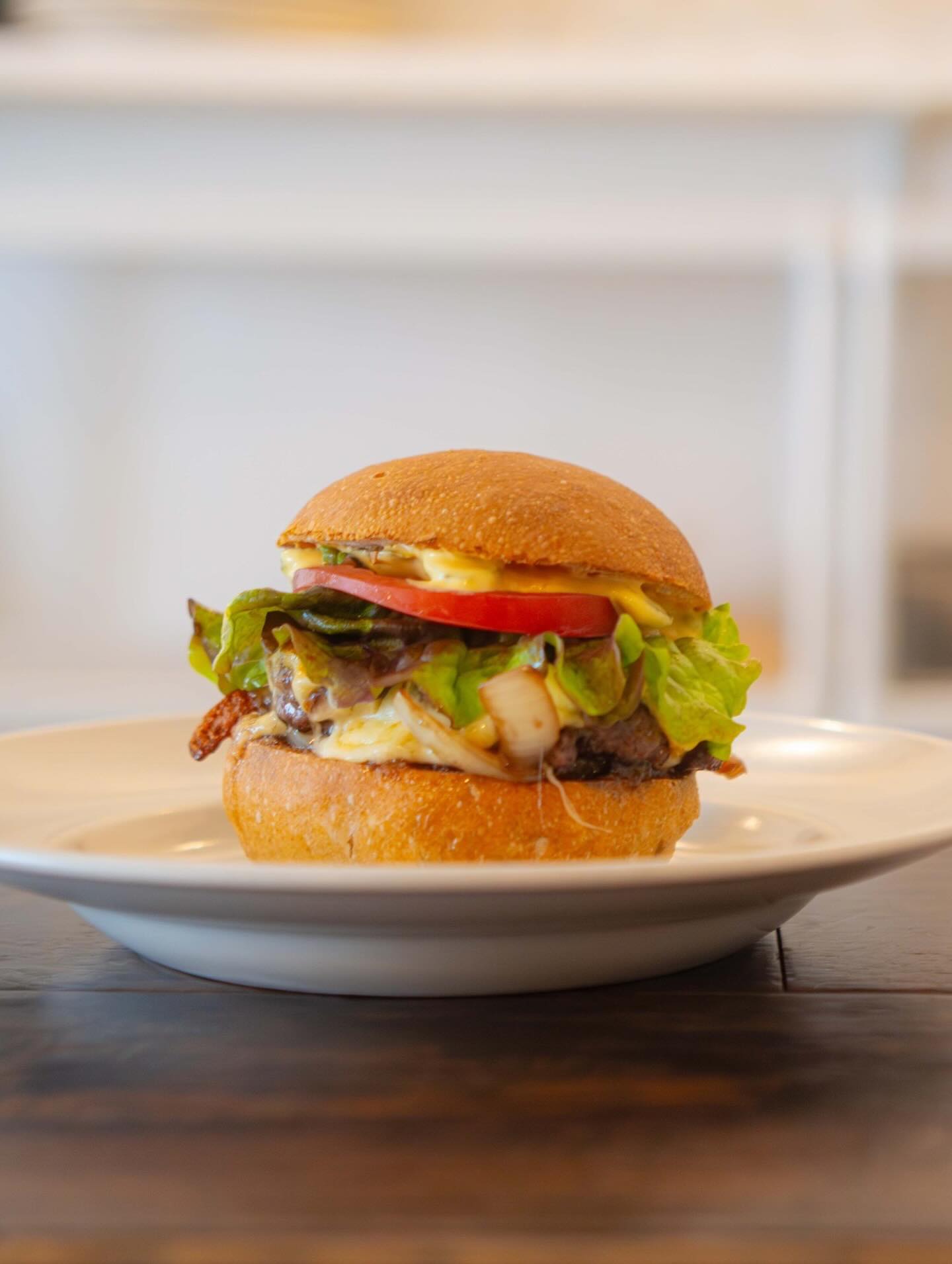 皿に盛られたハンバーガー