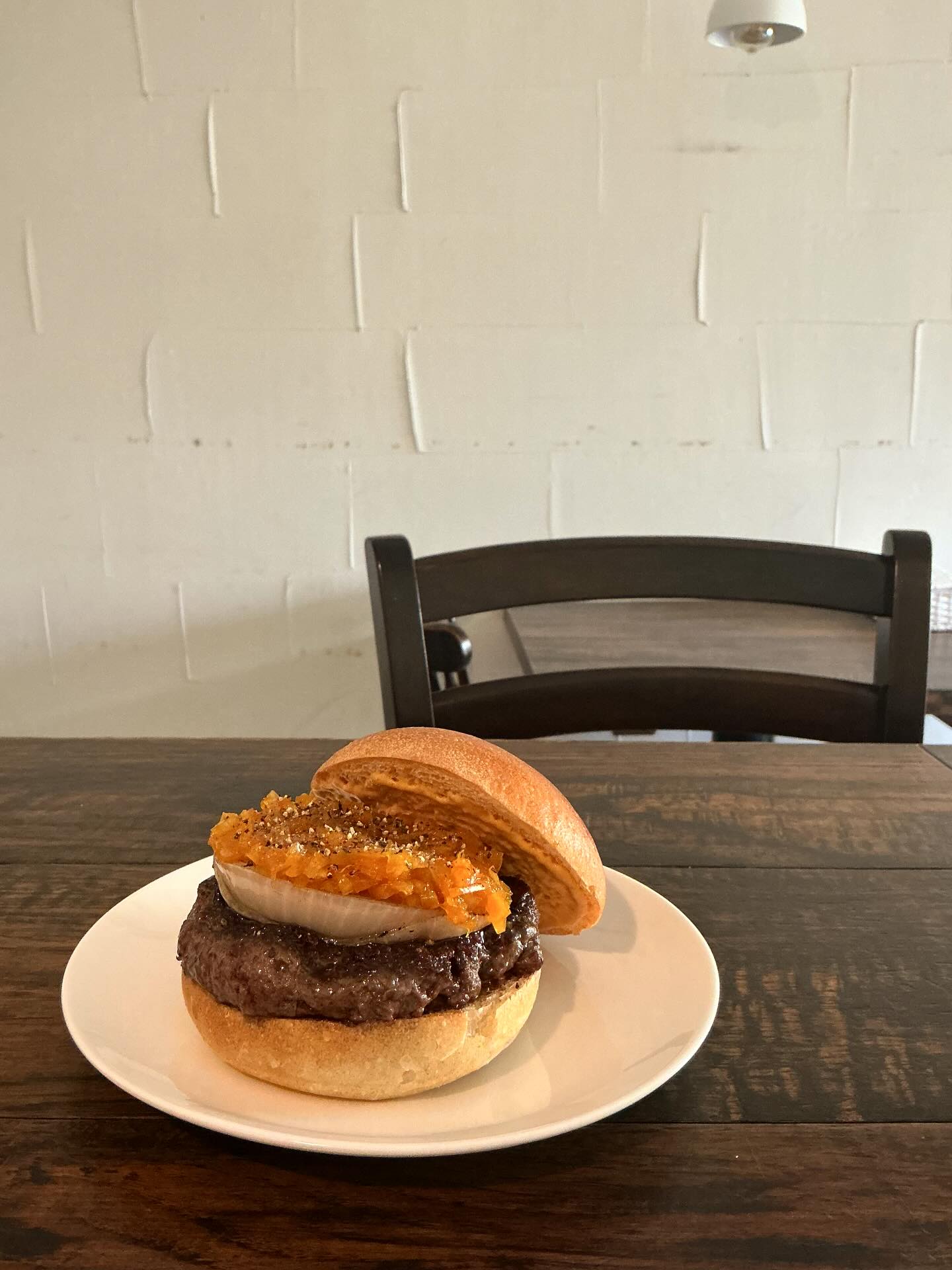 皿に盛られたハンバーガー
