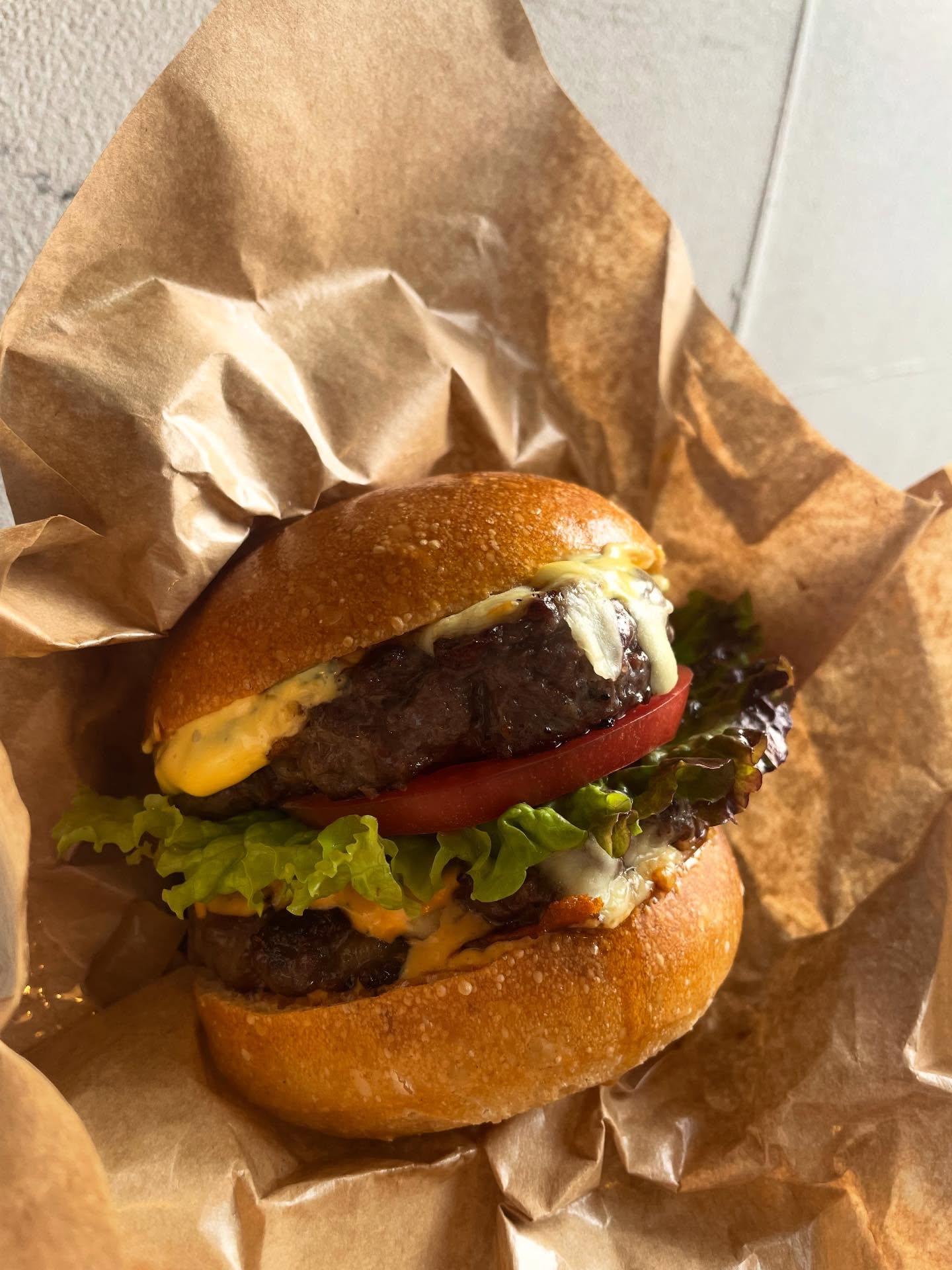 クラフト紙を背景にしたハンバーガー