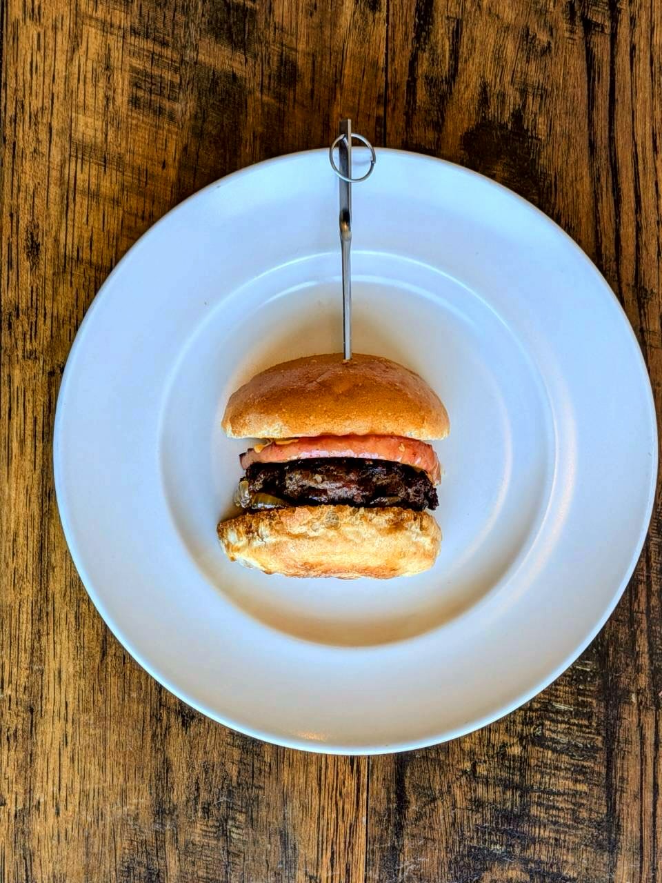 皿に盛られたハンバーガー