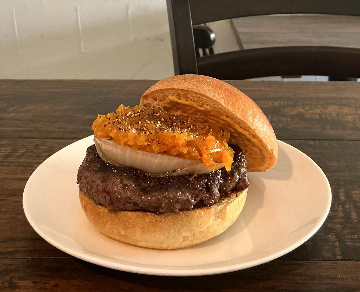 玉ねぎとオレンジのコンフィチュールをのせたハンバーガー