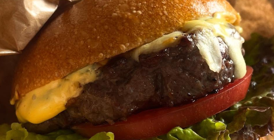 パティにチーズとソースがかかったバーガーの断面